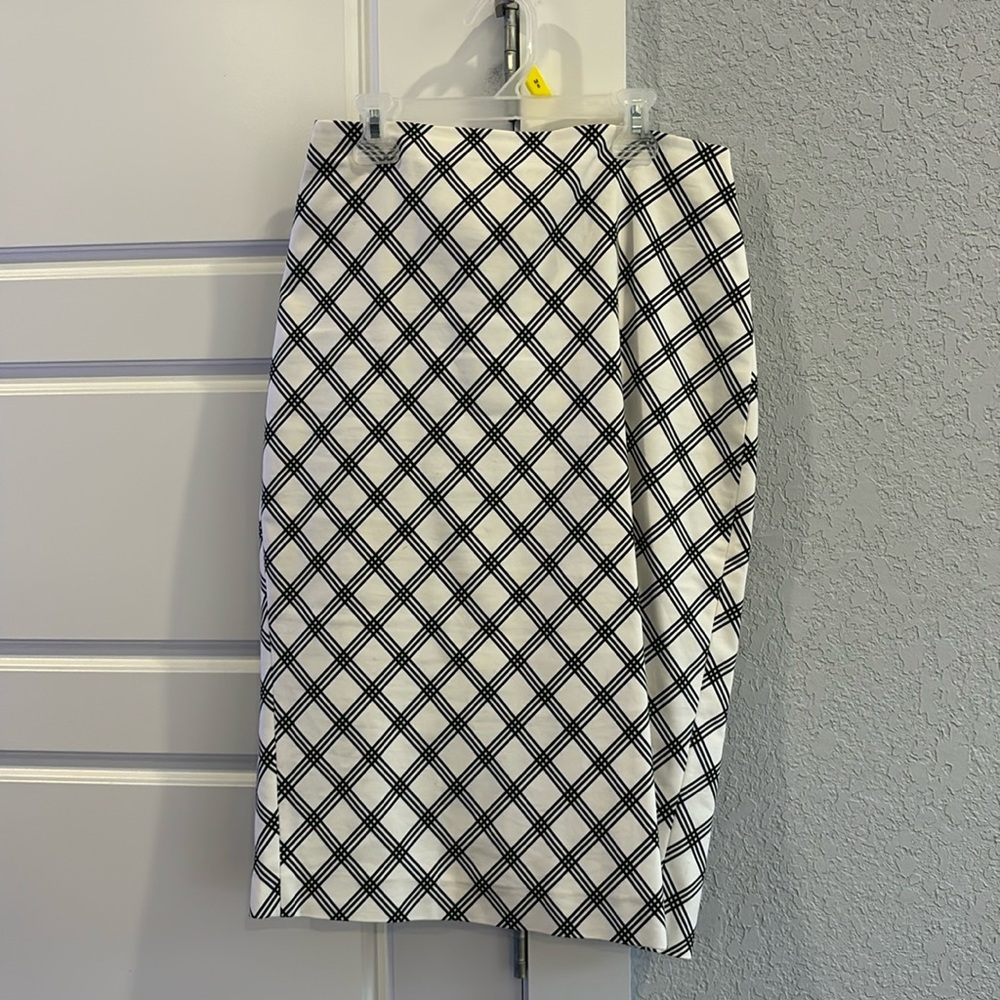 Express size 4 white skirt with black stripes